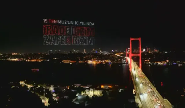 15 Temmuz Şehitler Köprüsü'nde dronlarla ışık gösterisi yapıldı