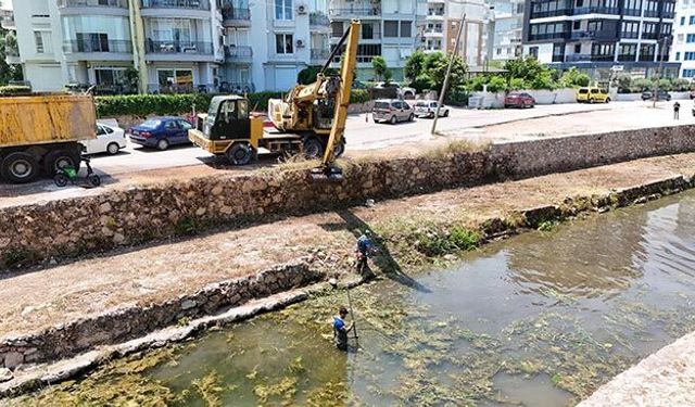 Konyaaltı'nda kanal temizliği