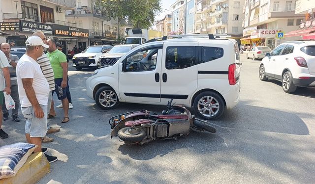 Araçla çarpışan motosikletteki 2 kişi yaralandı