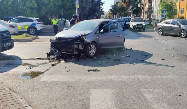Manavgat'ta otomobiller çarpıştı, sürücüler yaralandı