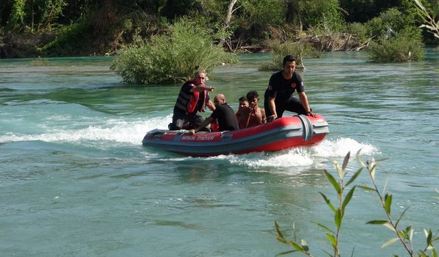 Irmak ortasındaki adacıkta mahsur kalan 4 kişi ekipler tarafından kurtarıldı
