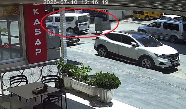 Kontrolden çıkan çöp konteyneri caddeye dalıp araca çarptı