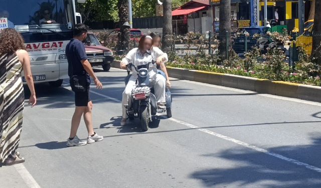Yayalar için duran otomobile elektrikli bisiklet arkadan çarptı