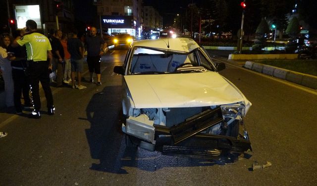 Antalya'da motosiklet ile otomobil çarpıştı: 2 yaralı