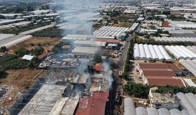 Antalya'da 4 depoda yangın söndürüldü