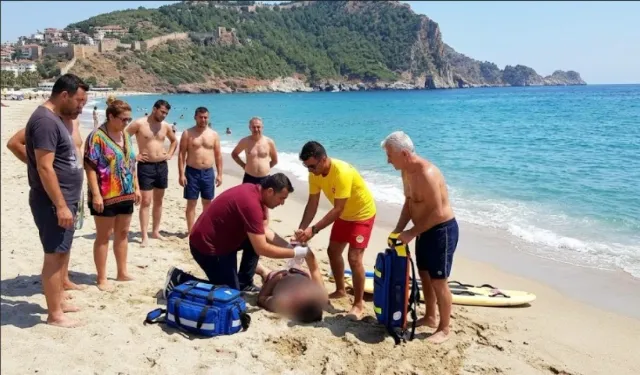 Alanya'da boğulma tehlikesi geçiren tatilciyi cankurtaran kurtardı