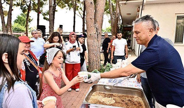 Başkan Uysal'dan Engelsiz Kafe'de aşure ikramı