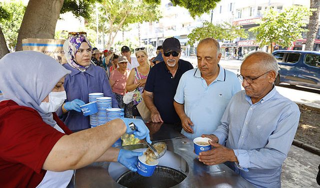 Vatandaşa aşure ikramı sürüyor