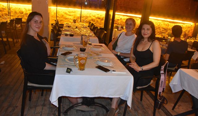 Üç arkadaş Meyhanet'te buluştu