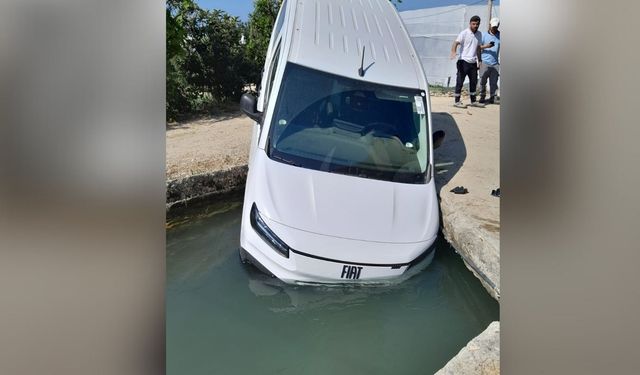 Ticari araç sulama kanalına düştü