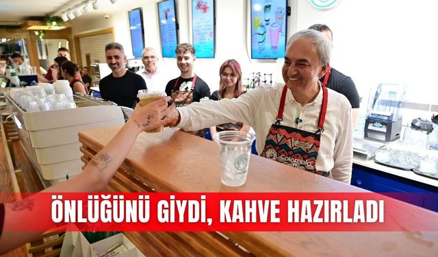 Önlüğünü giydi, kahve hazırladı