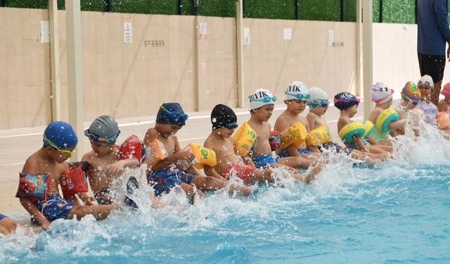 Konyaaltı’ndan ilk kez yüzme kursu