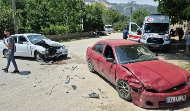 Otomobiller kafa kafaya çarpıştı: 4 yaralı