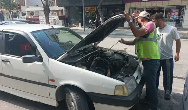 Yedek su deposu patlayan otomobil hasar gördü