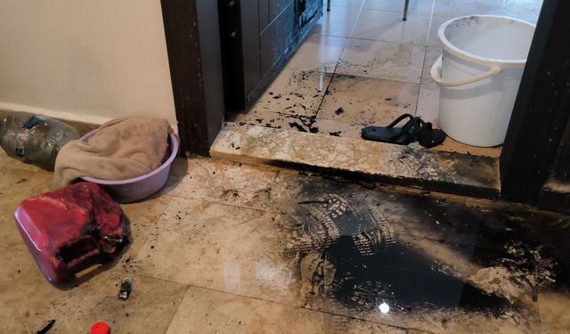 Tartıştığı eski kız arkadaşının apartmandaki dairesinin kapısını benzinle ateşe verdi