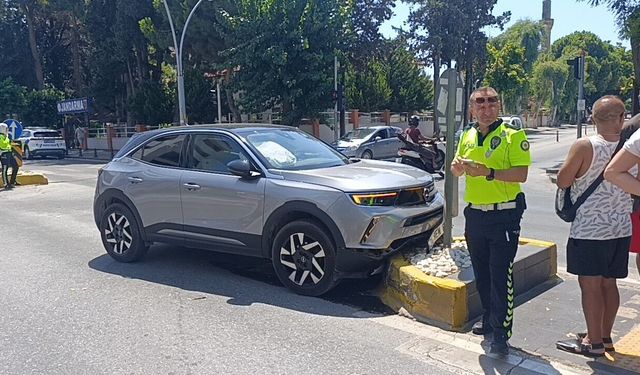 Refüje çarpan otomobilin sürücüsü yaralandı