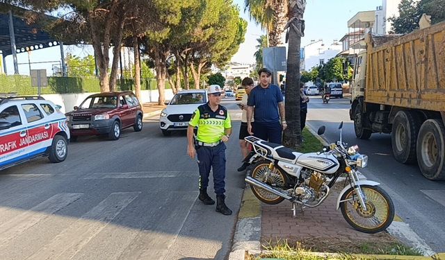 Kasise hızlı giren motosiklet sürüklendi: 1 yaralı