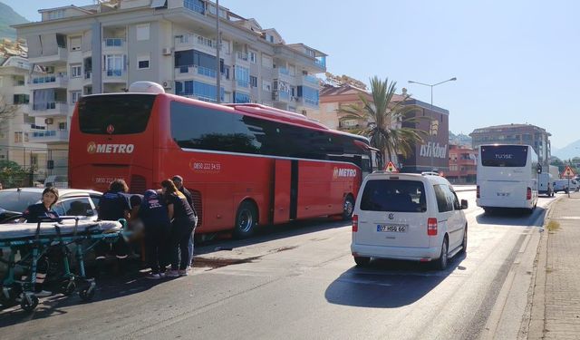 Alanya'da otomobil yolcu otobüsüne daldı