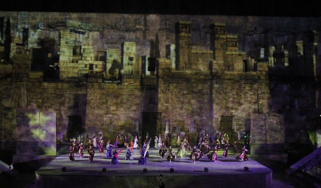 Aspendos'ta ailece aynı sahnede