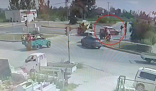 Kırmızı ışık ihlali ile gelen kaza ucuz atlatıldı