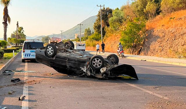 Gazipaşa'da kontrolden çıkan otomobil palmiye ağacına çarptı