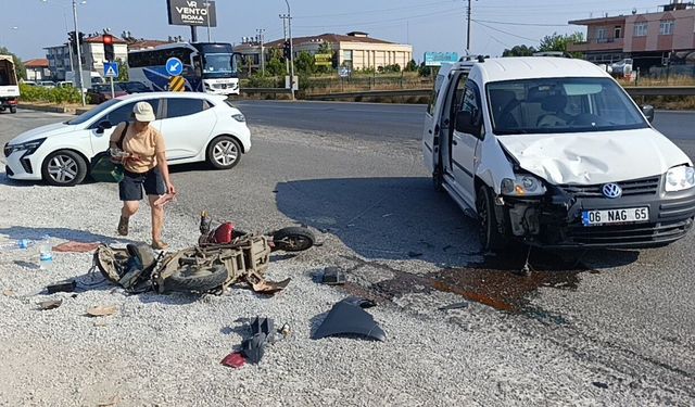Hafif ticari araç ile motosiklet çarpıştı: 2 yaralı