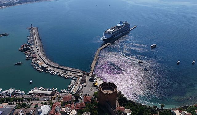 Lüks kruvaziyer Alanya'ya demirledi