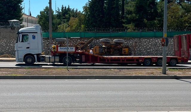 Ani fren yapan tırın üzerindeki greyder devrildi