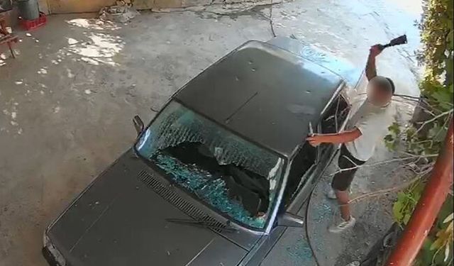 Mersin'de araca satırlı saldırı