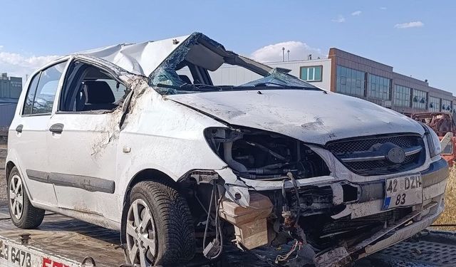 Devrilen otomobildeki 4 kişi yaralandı