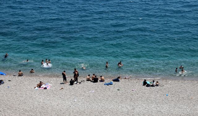 Antalya'da hissedilen sıcaklık 40 dereceyi gördü, sahiller doldu