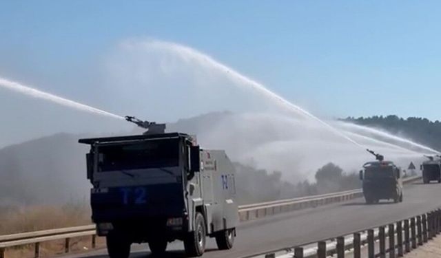 Peş peşe sıralanan TOMA'lar alevlere karşı