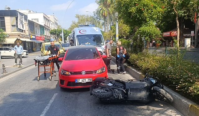 Şerit değiştiren otomobil, motosiklete arkadan çarptı