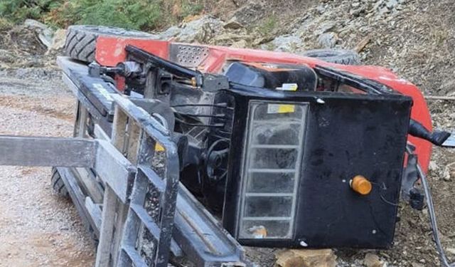 Gazipaşa'da devrilen forkliftin altında kaldı