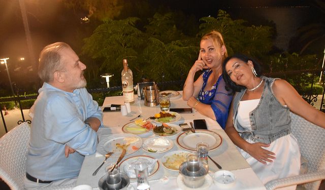 Sevim Asfar Gaziantep Restaurant'ta hayranlarıyla