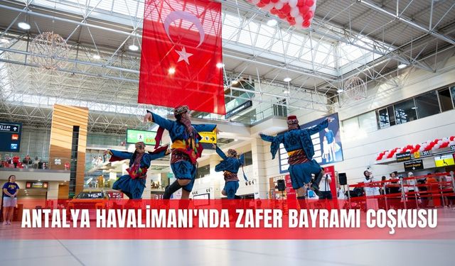 Antalya Havalimanı'nda Zafer Bayramı coşkusu