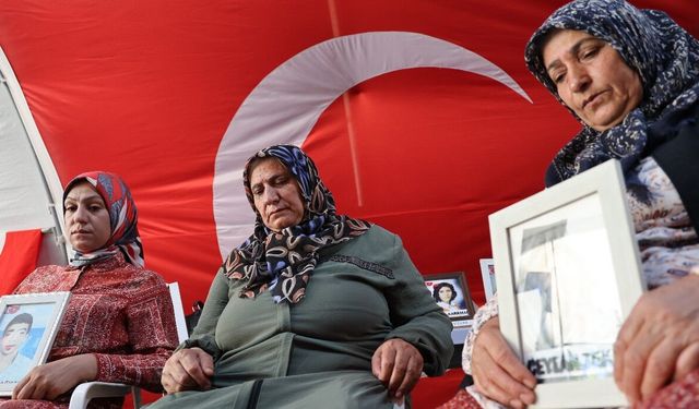 Diyarbakır anneleri PKK ve uzantısı YPG-SDG’nin feshini değerlendirdi