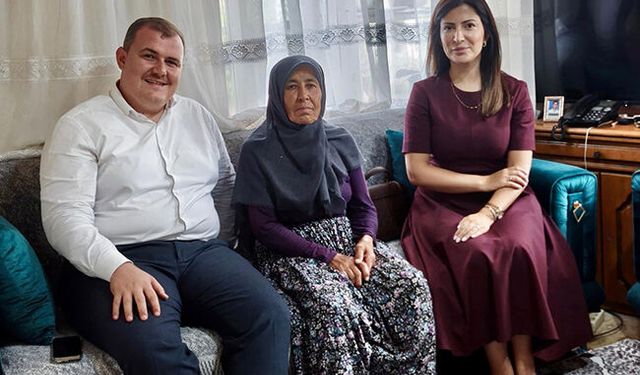 Korkuteli Kaymakamı Yılmazer ve eşinden şehit ailelerine ziyaret