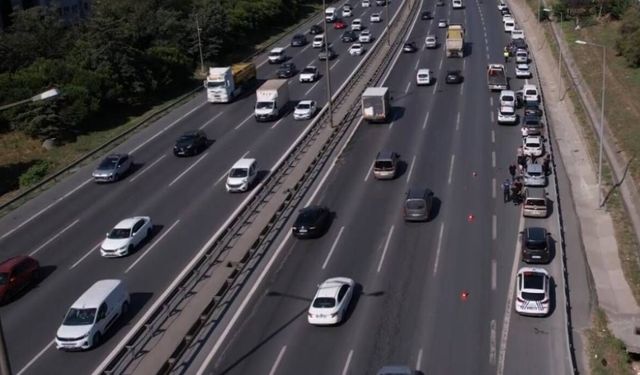 10 araç birbirine girdi: Trafik yoğunluğu havadan görüntülendi