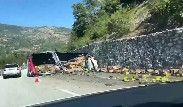 Freni boşalan tır dehşet saçtı! Baba hayatını kaybetti, oğlu yaralandı