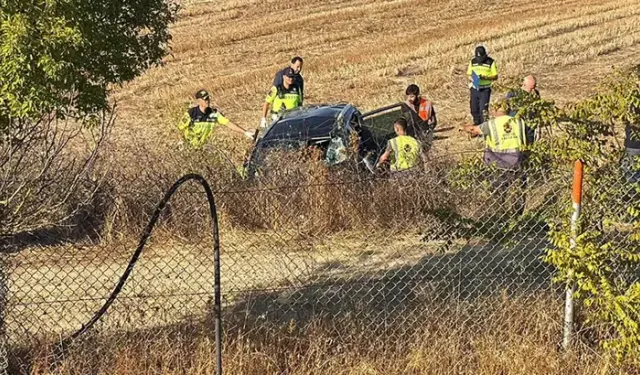 Otomobil takla atarak tarlaya devrildi: 1 ölü, 2 yaralı