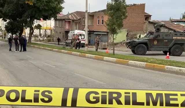 Boşanma aşamasındaki çiftin yakınları arasında silahlı çatışma: 1’i polis 12 yaralı