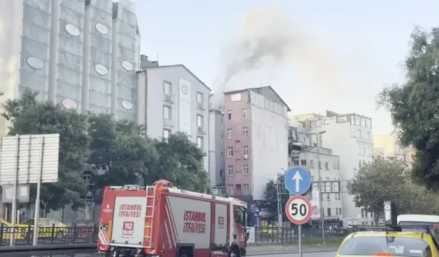 Beyoğlu’nda korkutan yangın: Alevler çatıya sıçradı