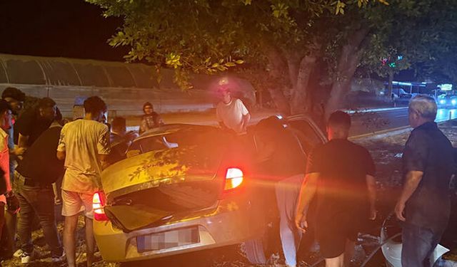 Finike'de otomobil ağaca çarptı: 1 ölü, 1 ağır yaralı