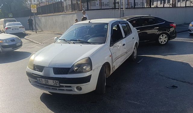 Motosiklet ile otomobil çarpıştı: 2 yaralı