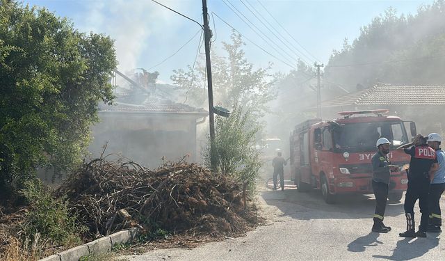 Burdur'da ev yangını: Dumanlar mahalleliyi sardı