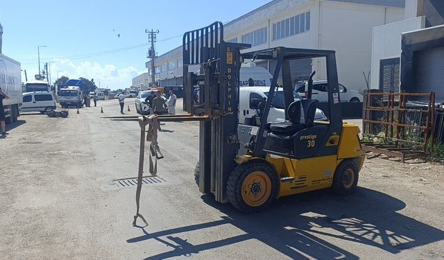 Forkliftin demirlerine çarpan motosiklet sürücüsü hayatını kaybetti