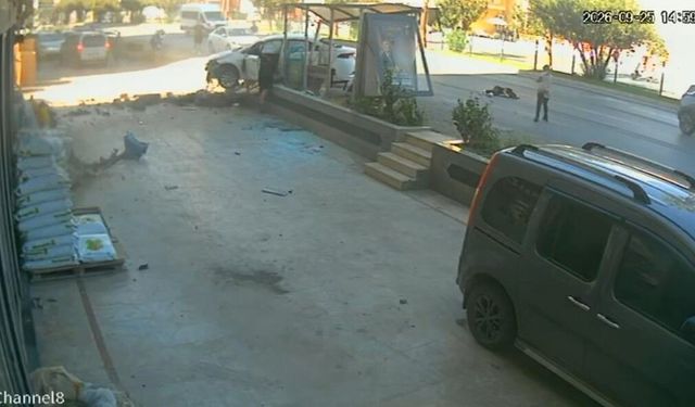 Parçalanan otomobilin direksiyonundan yürüyerek indi