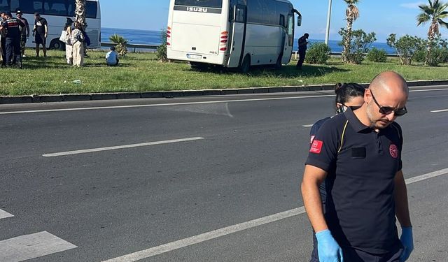 Manavgat'ta tur otobüsü minibüsle çarpıştı: 3 yaralı