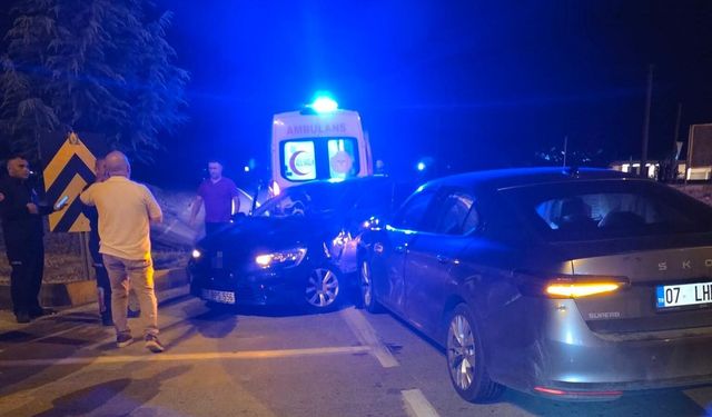 Antalya'da trafik kazası: 2’si Norveç vatandaşı 3 yaralı